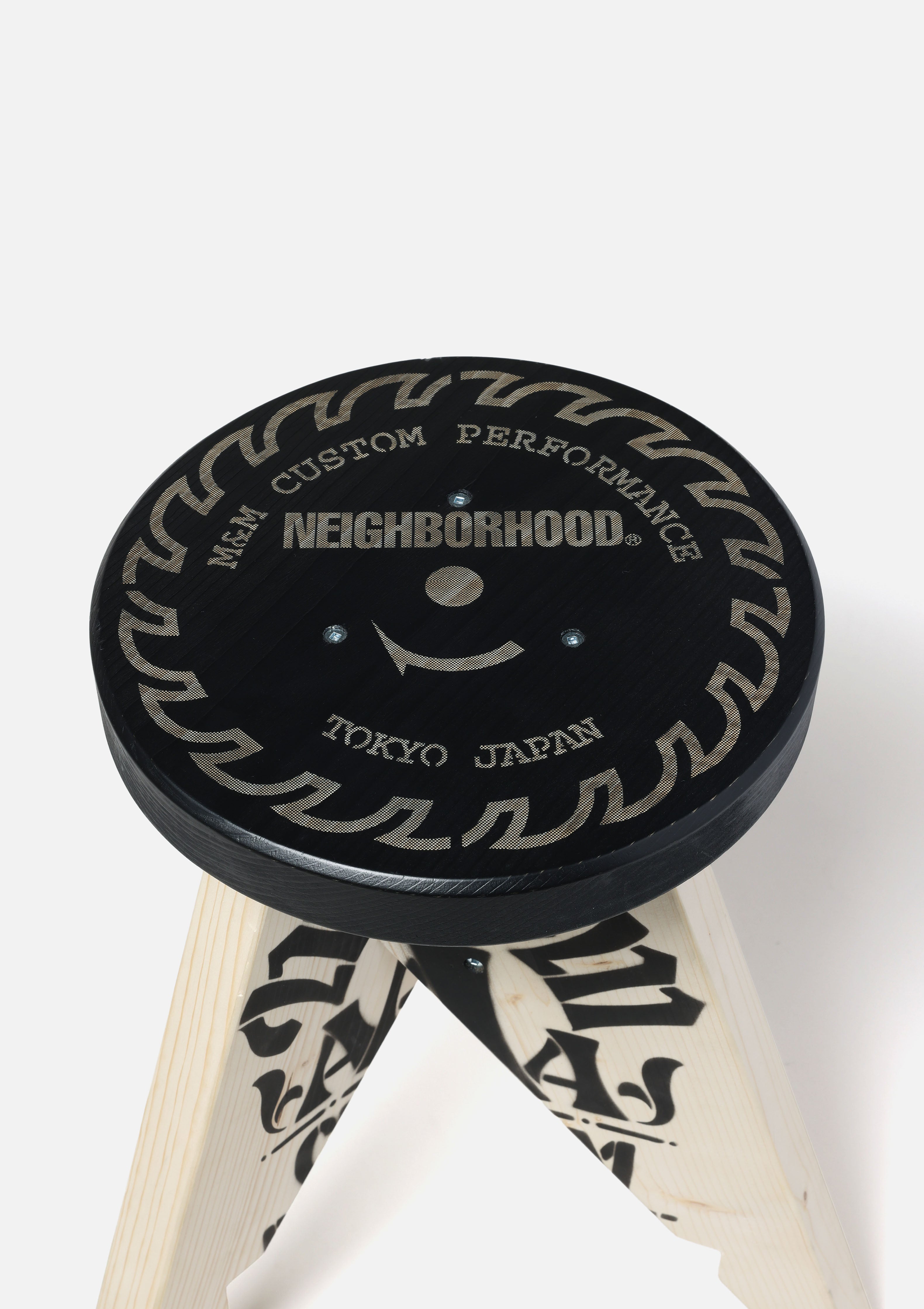 Neighborhood Stool-1 Hocker Holz Schwarz-Natural stapelbar
